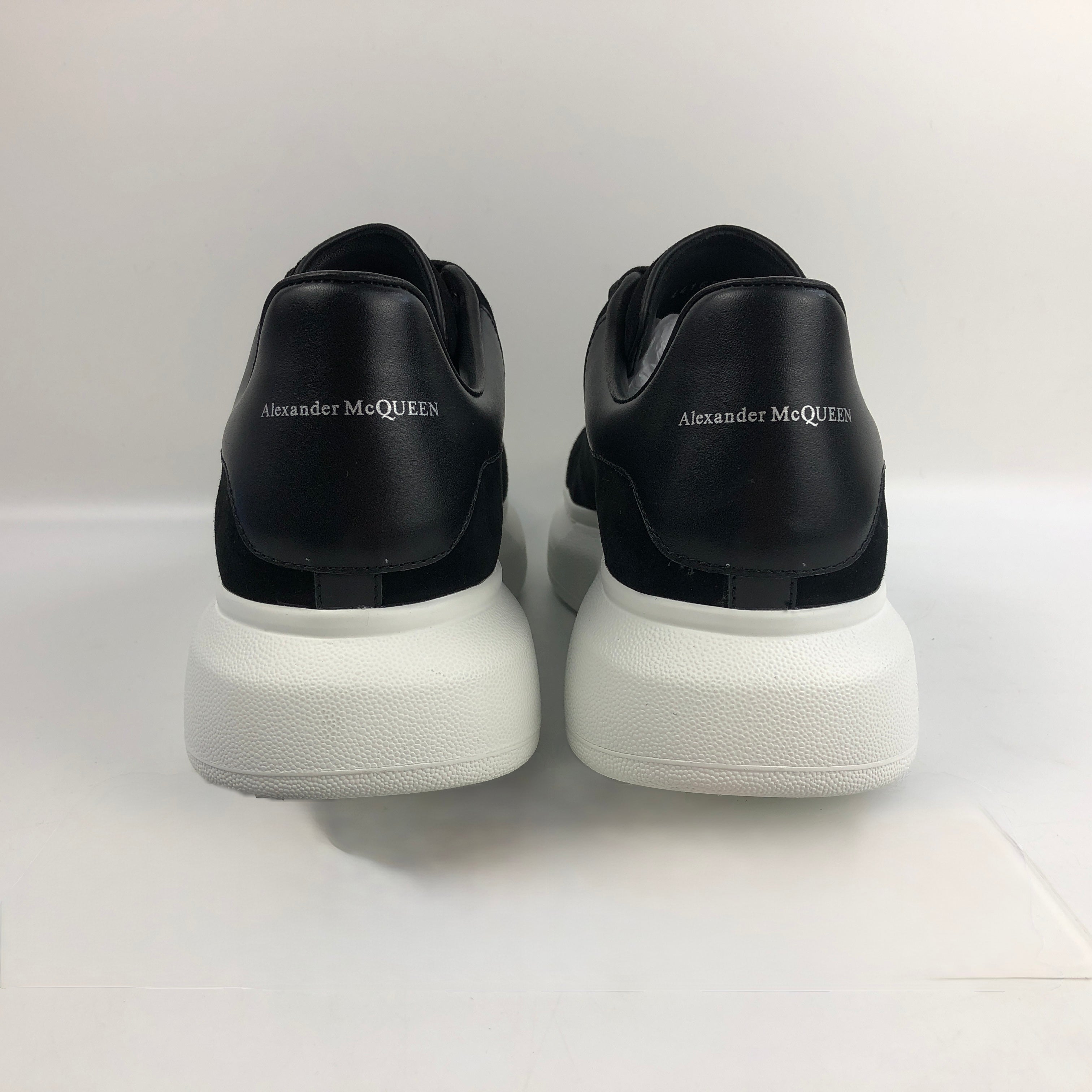 Alexander McQueen – Sneakers Nere con Suola Bianca Oversize