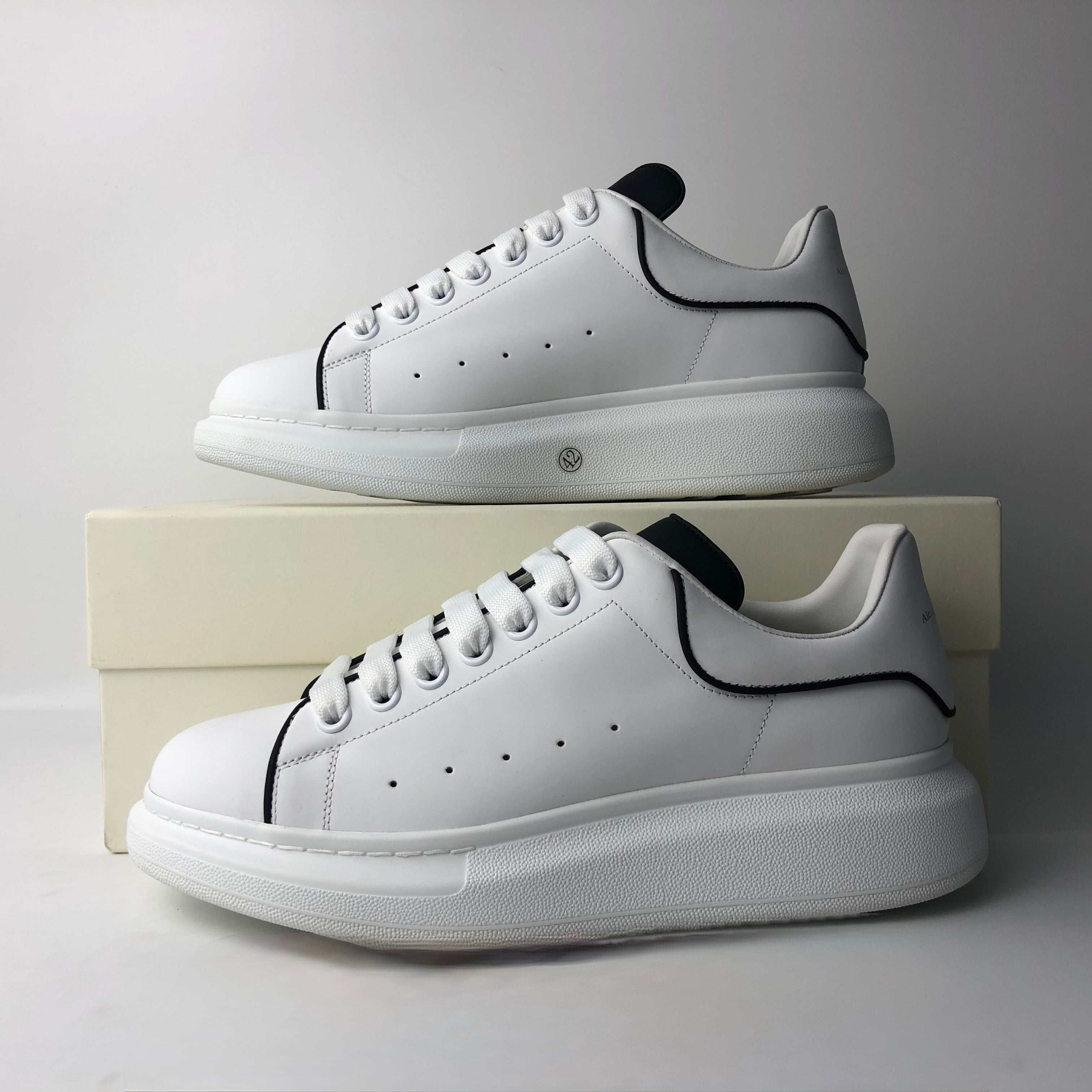 Alexander McQueen – Sneakers Bianche con Dettagli Neri