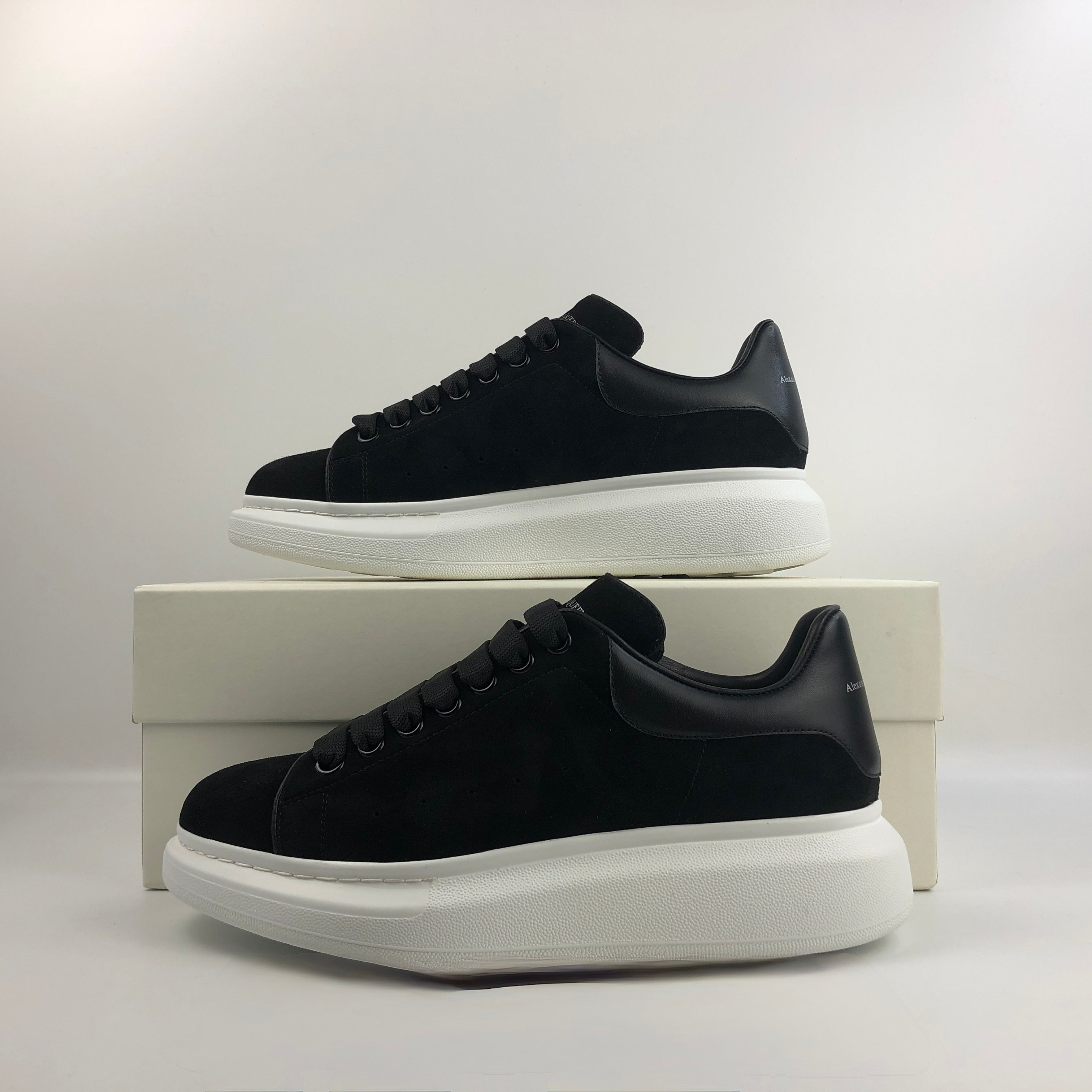 Alexander McQueen – Sneakers Nere con Suola Bianca Oversize
