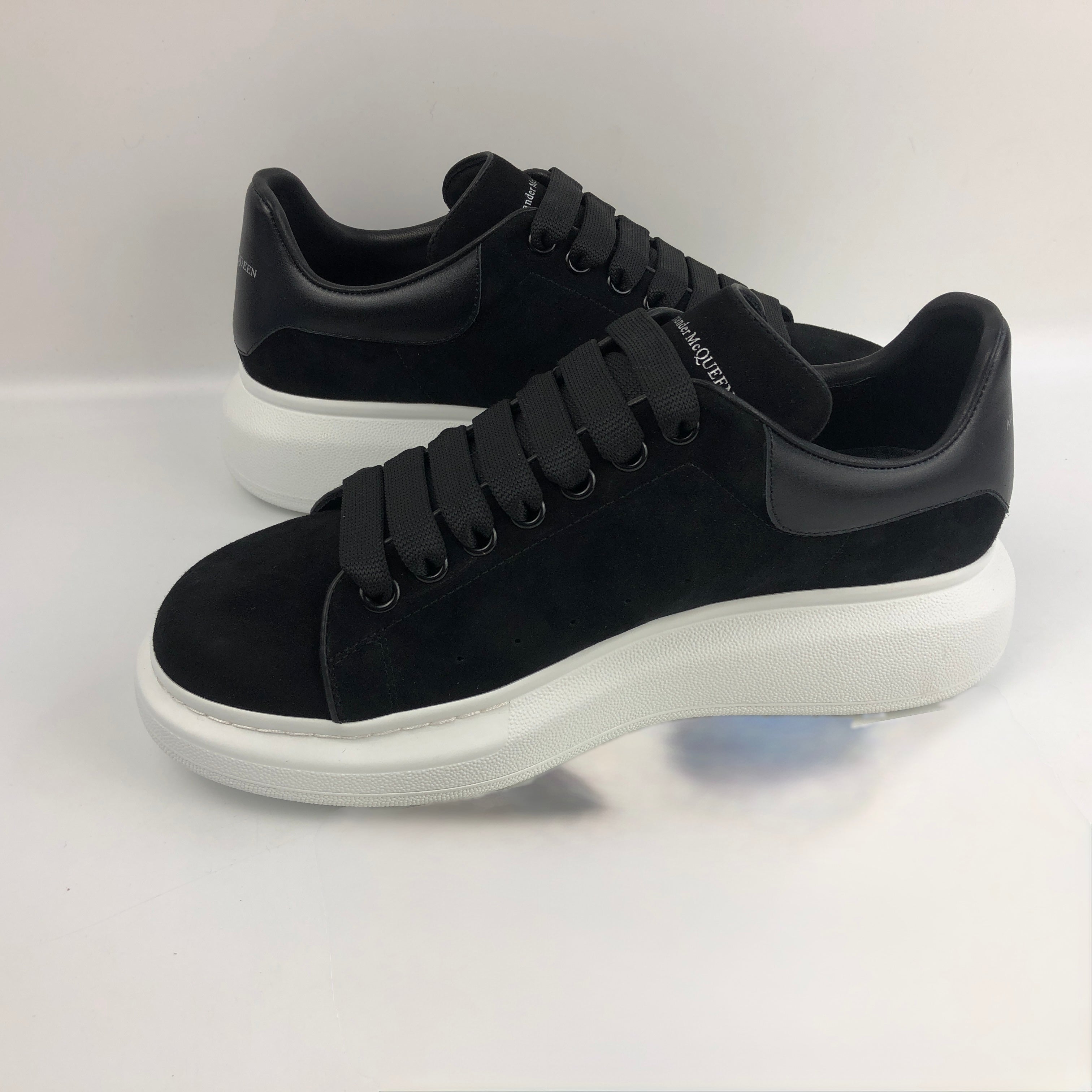Alexander McQueen – Sneakers Nere con Suola Bianca Oversize