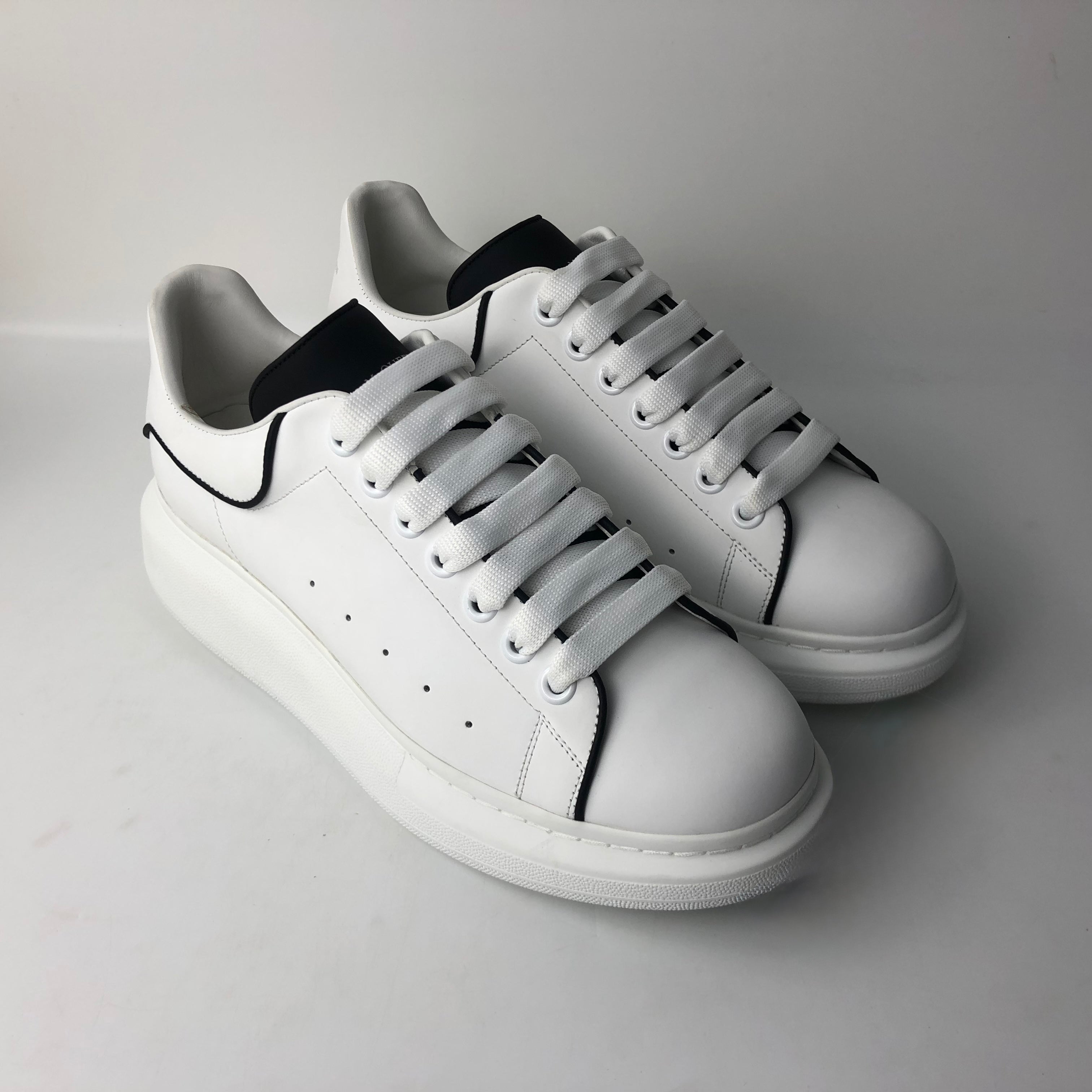Alexander McQueen – Sneakers Bianche con Dettagli Neri