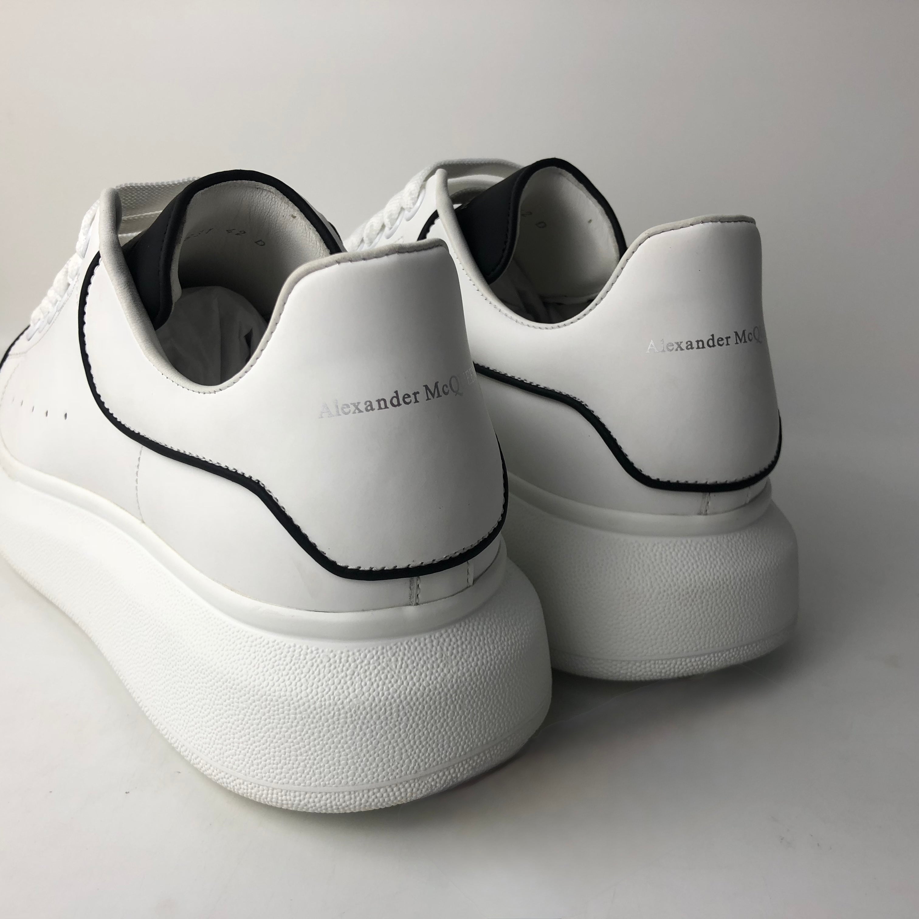 Alexander McQueen – Sneakers Bianche con Dettagli Neri