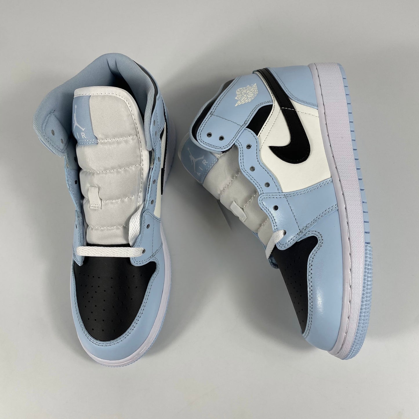 AJ1 high top University Blue Black White dettaglio logo Wings