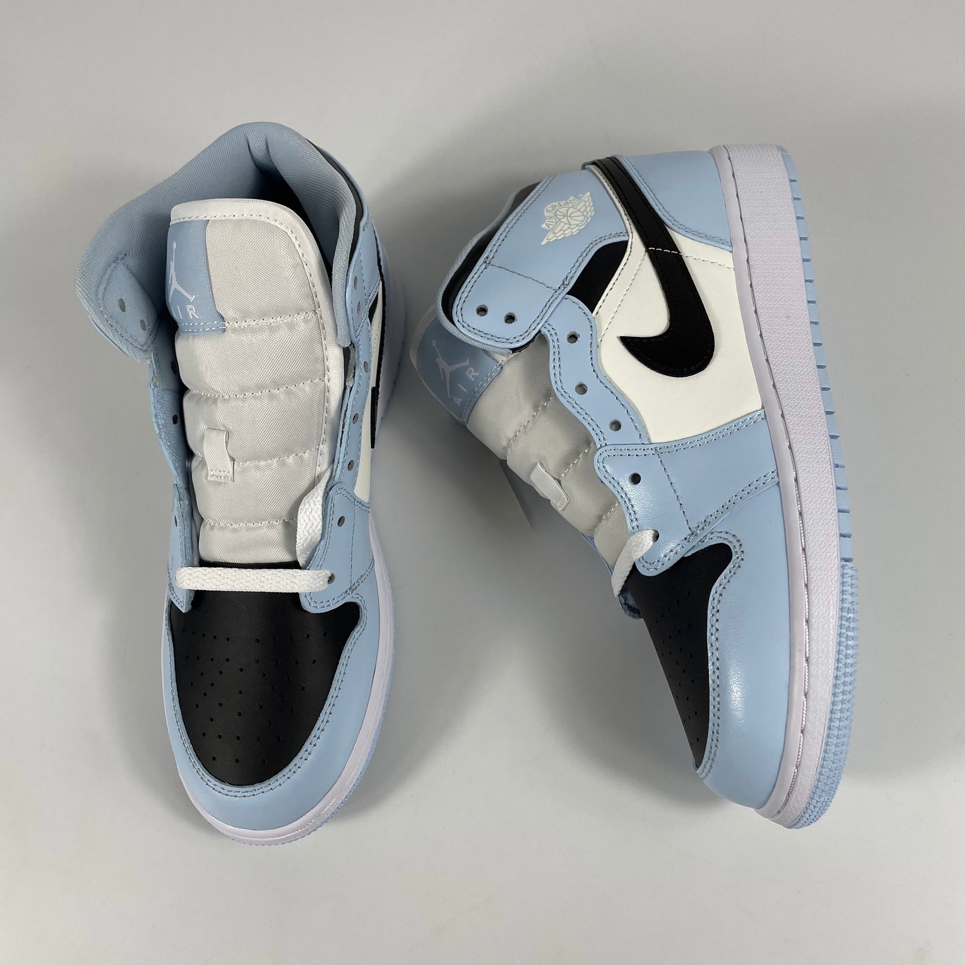 AJ1 high top University Blue Black White dettaglio logo Wings