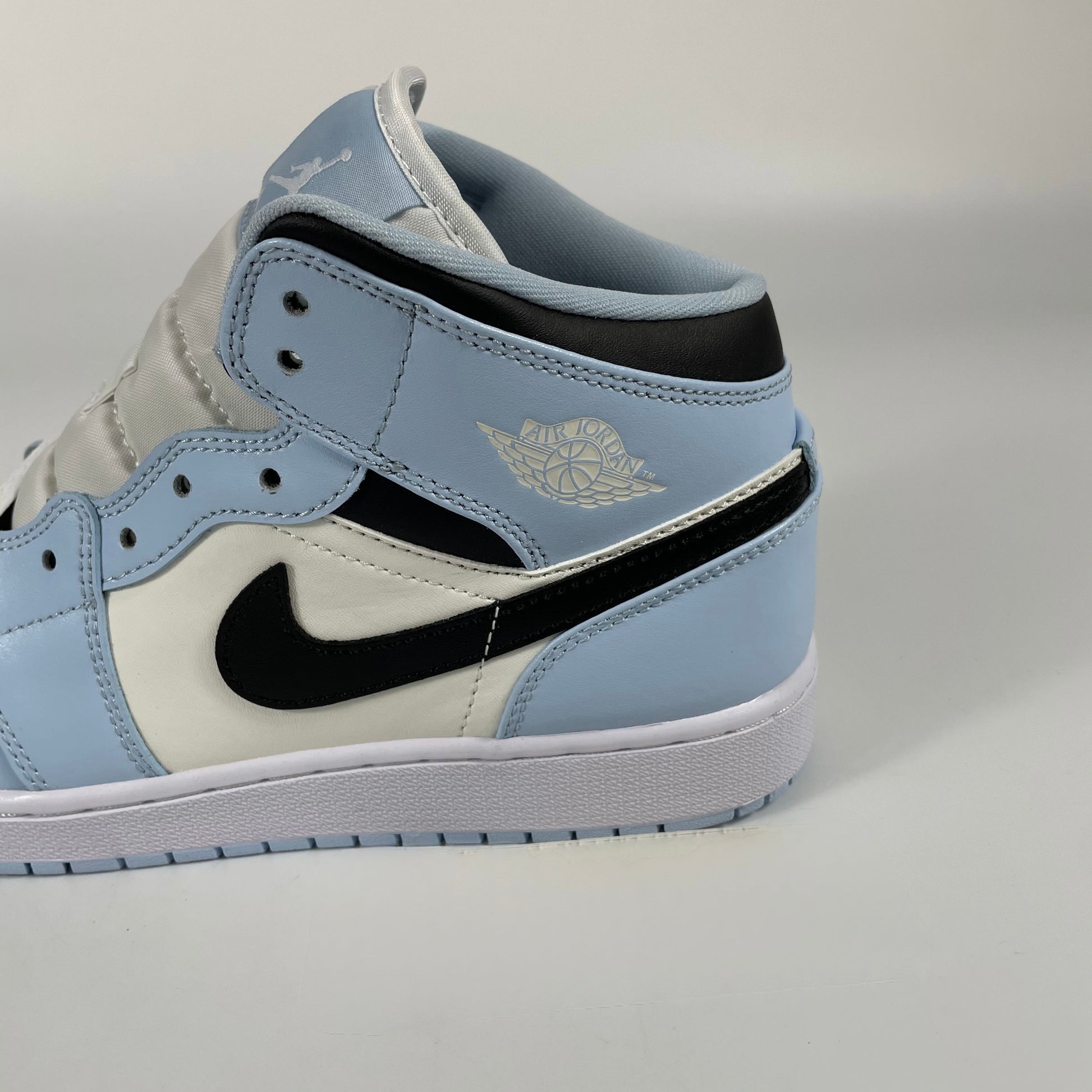Air Jordan 1 UNC Toe vista laterale con suola university blue