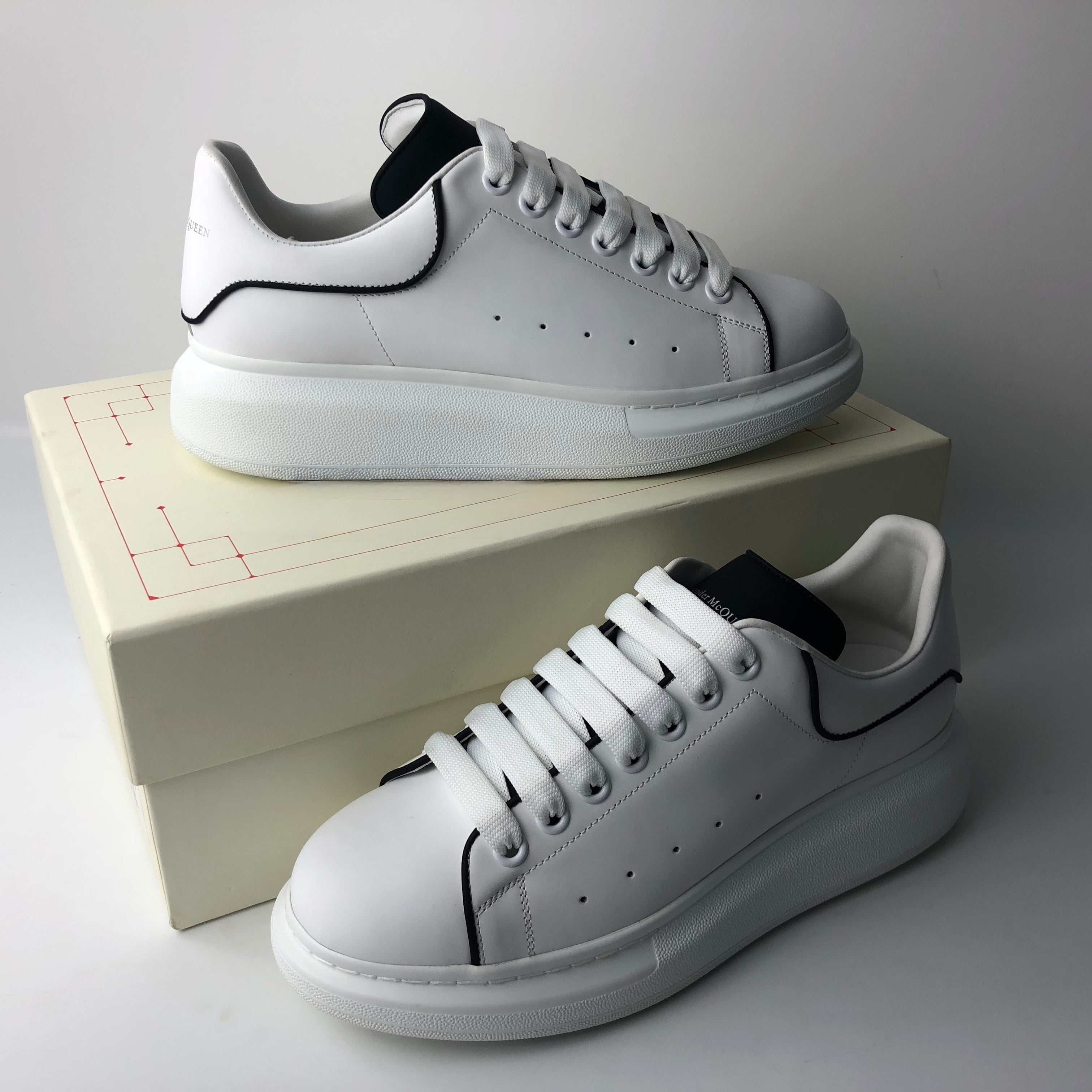Alexander McQueen – Sneakers Bianche con Dettagli Neri