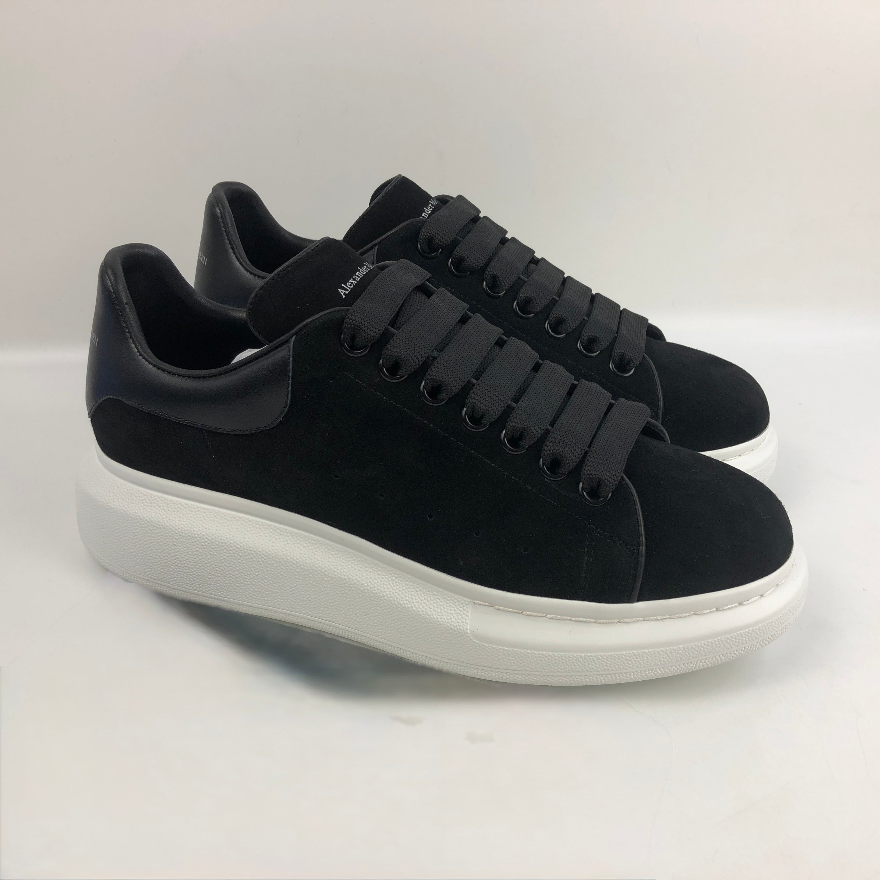 Alexander McQueen – Sneakers Nere con Suola Bianca Oversize