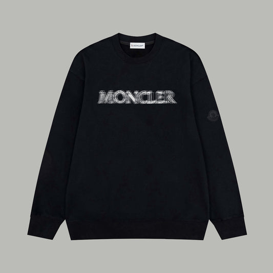 Felpa Moncler nera da uomo con logo frontale grafico bianco e patch logo sulla manica, modello girocollo in cotone premium.
