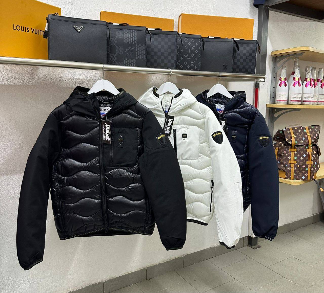 Giubbotto Blauer uomo piumino imbottito con cappuccio disponibile in nero bianco e blu