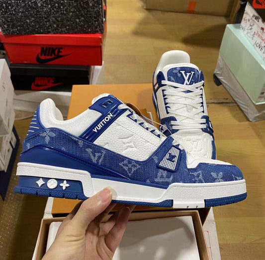 Trainer Low – Monogram Denim Blu e Pelle Bianca